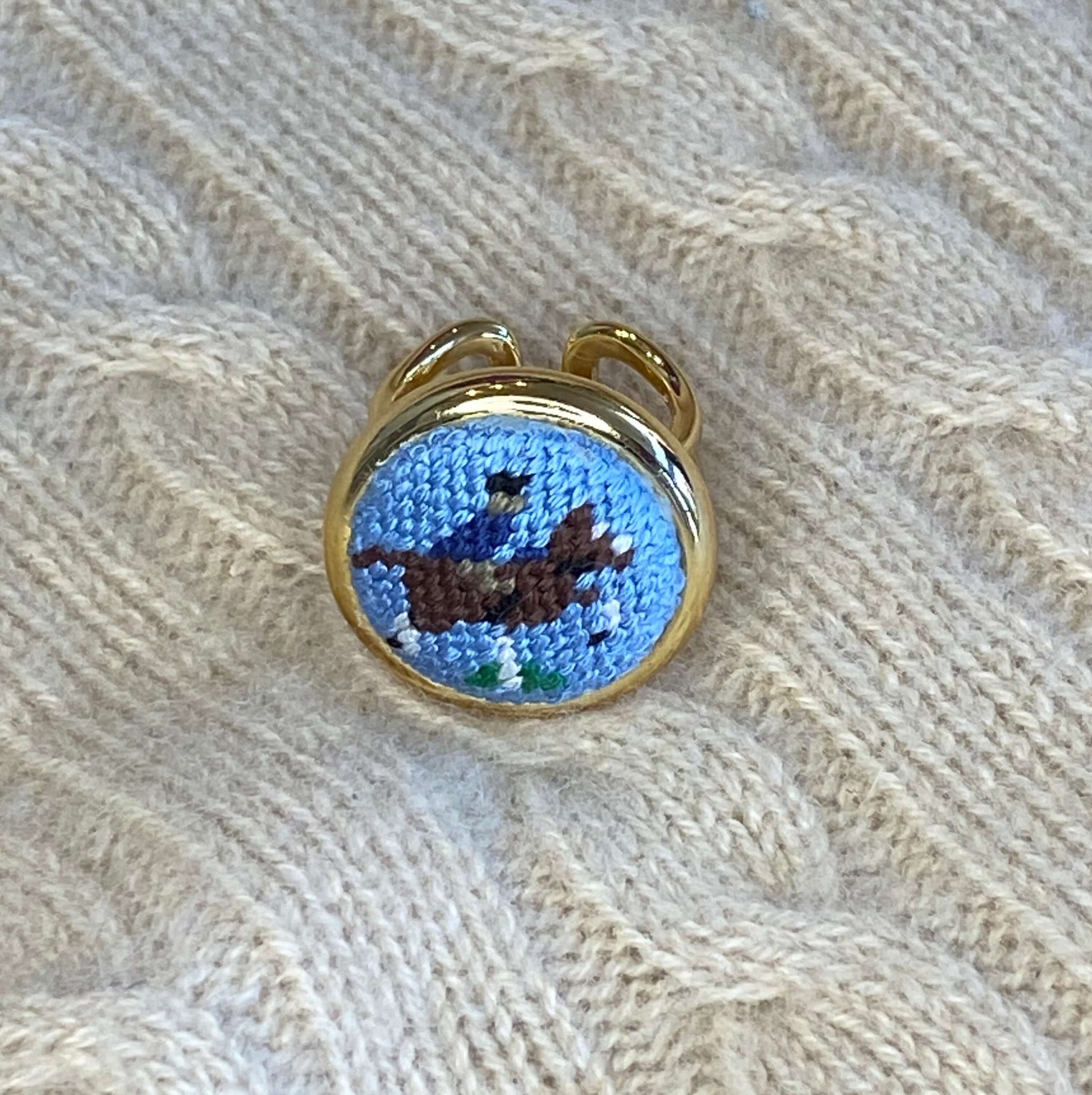 Bay Hunter horse needlepoint ring with gold accents on a knitted background, ideal gift for horse lovers.